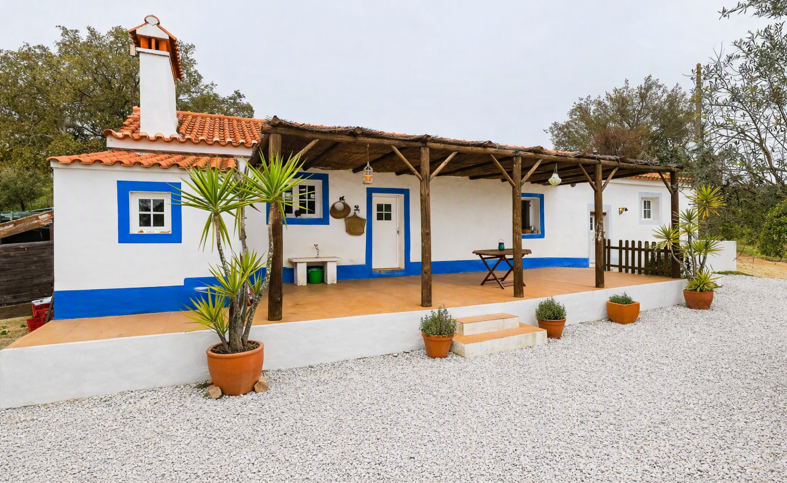 Fachada principal do Monte da Azinhaga